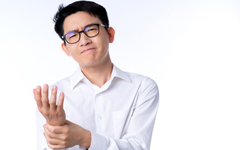 Bệnh gout nguyên phát có thể xuất phát từ nhiều yếu tố, trong đó di truyền là nguyên nhân nổi bật nhất