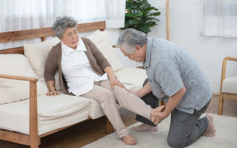 Khi bước vào giai đoạn lão hóa cơ thể, mật độ xương thường giảm, làm cho xương trở nên yếu và dễ gãy