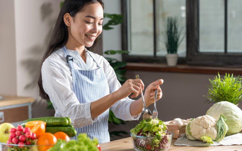 Một chế độ ăn uống cân bằng có thể giúp cải thiện giấc ngủ, bỏ qua tình trạng mất ngủ tuổi 50