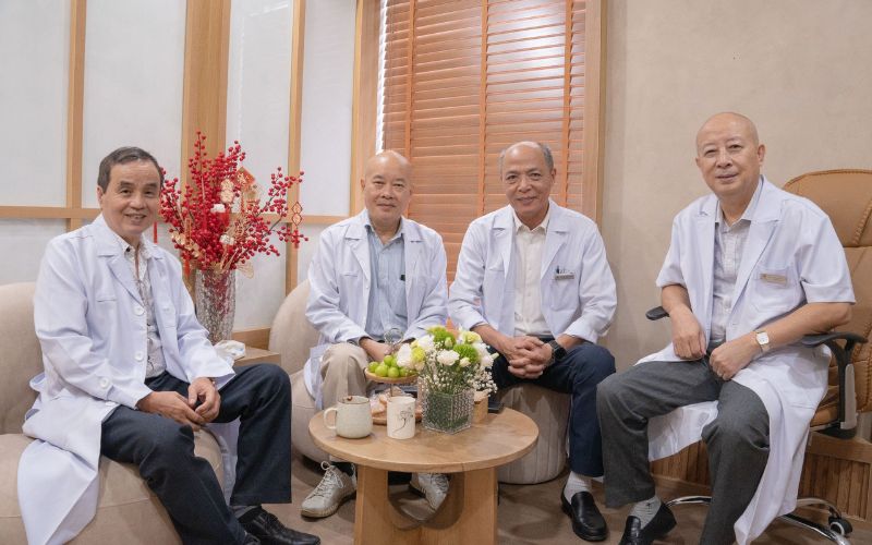 PGS.BS Phan Toàn Thắng và các chuyên gia, bác sĩ của Meijibio tại buổi toạ đàm